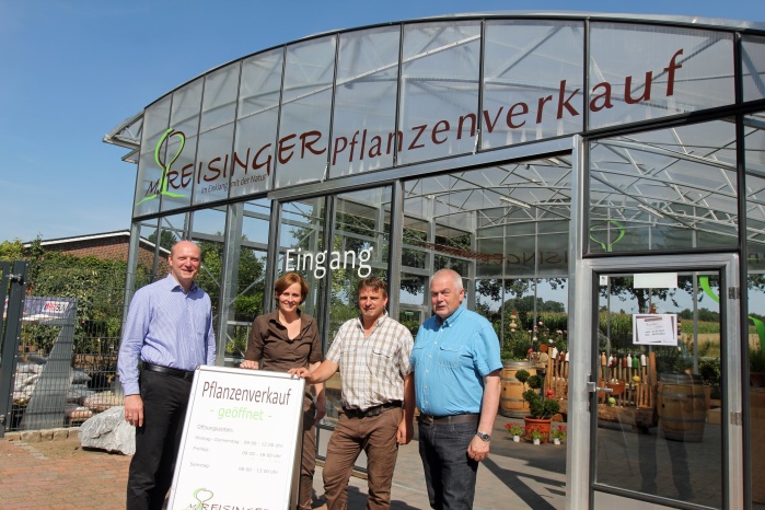 Um einen Pflanzenverkauf erweitert hat das Unternehmen für Garten- und Landschaftsbau Reisinger in Andervenne seine Angebotspalette. Zu dieser Entwicklung gratulierten jetzt Frerens Samtgemeindebürgermeister Godehard Ritz (l.) sowie Andervennes Bürgermeister Reinhard Schröder (r.) Birgit und Markus Reisinger bei ihrem offiziellen Antrittsbesuch. Foto: Carsten van Bevern