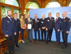 Firma DP Supply aus Beesten wurde Förderplakette Partner der Feuerwehr verliehen