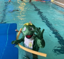 Freddys erste Poolparty... im Hallenbad!