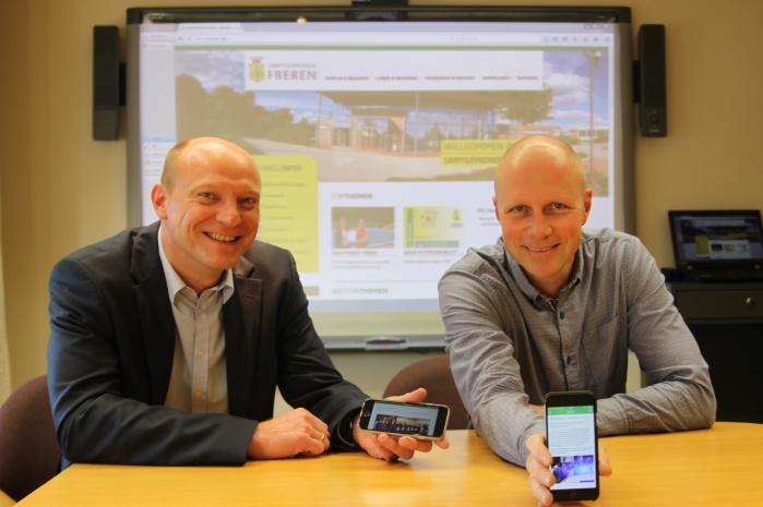 Samtgemeindebürgermeister Godehard Ritz und Samtgemeindeangestellter Carsten Bäumer freuen sich über den Erfolg der App